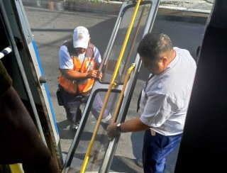 Ônibus sucateado: porta se solta durante trajeto em Niterói e expõe falhas na manutenção