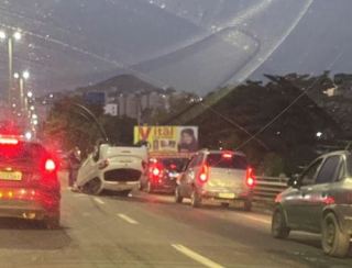 Carro capota na descida da Caixa D'Água em Niterói e complica transito até São Gonçalo