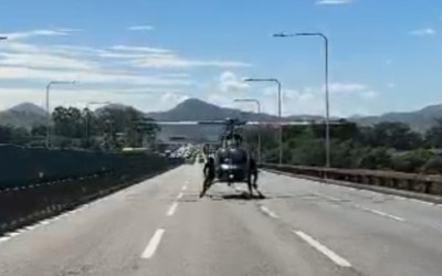 Helicóptero da PRF pousa na Ponte Rio-Niterói para acelerar perícia de acidente fatal em Itaboraí 