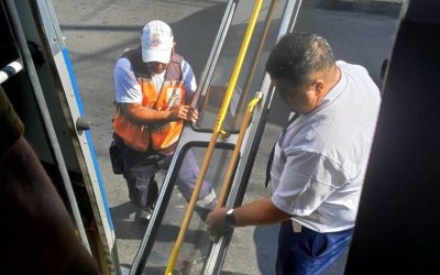 Ônibus sucateado: porta se solta durante trajeto em Niterói e expõe falhas na manutenção