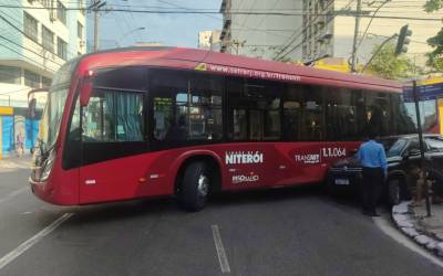 Acidente entre ônibus e carro complica o trânsito em Icaraí