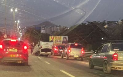 Carro capota na descida da Caixa D'Água em Niterói e complica transito até São Gonçalo